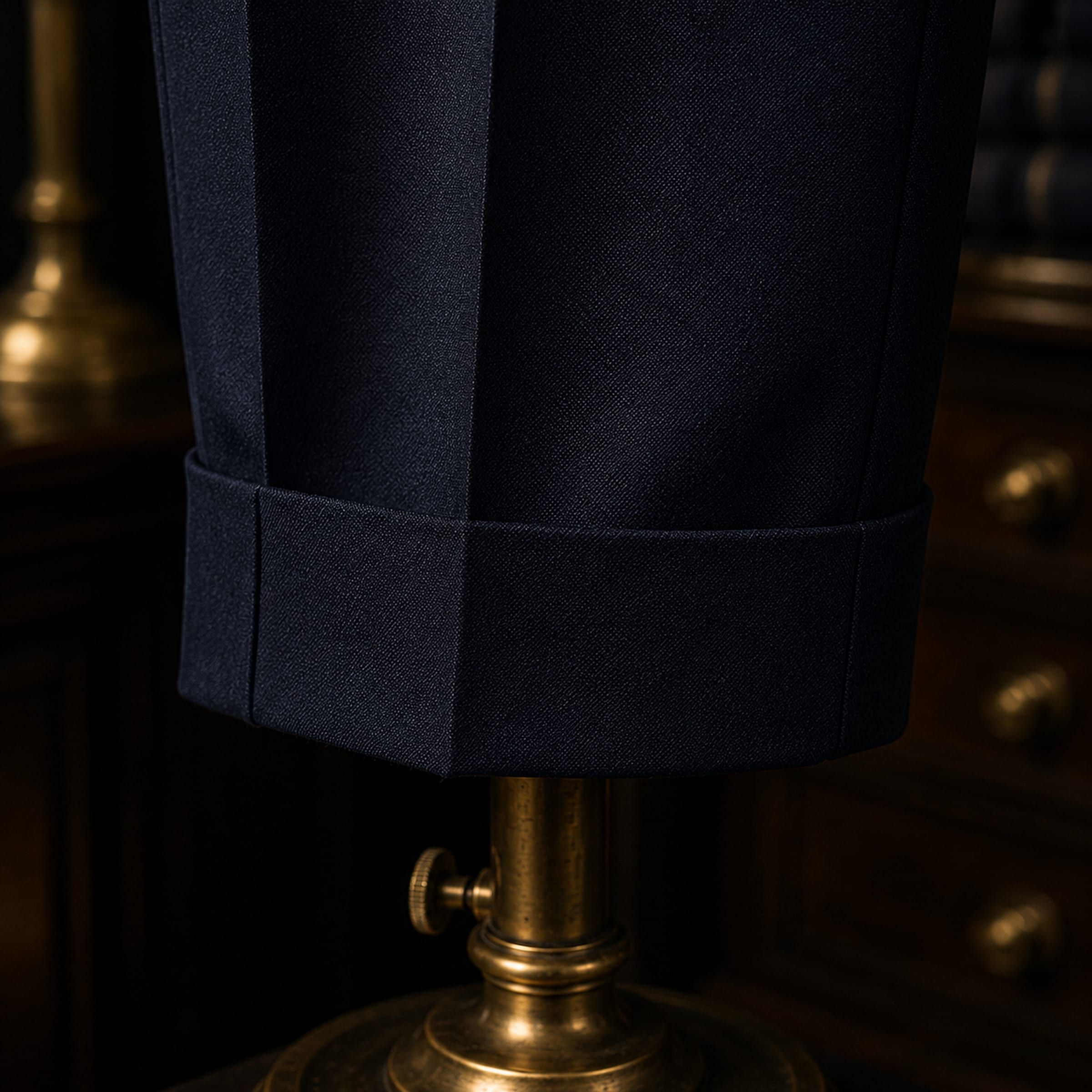 Hemmed trousers and a clean cuff